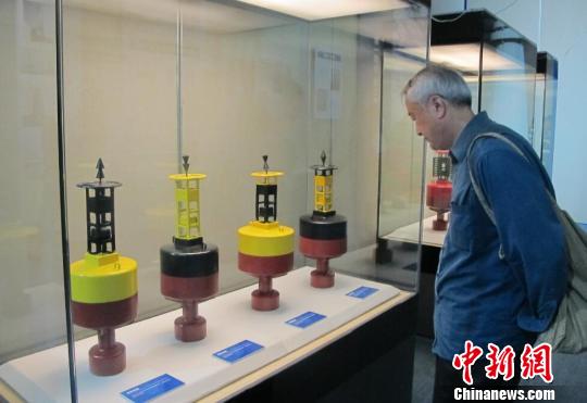 图为市民参观展览。 付美斌 摄