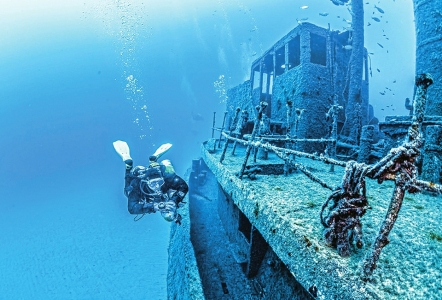 沉没海底的船只残骸<br>