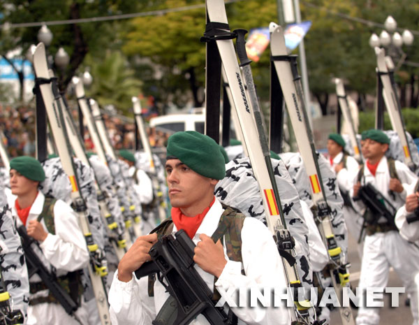 10月12日，士兵在西班牙首都马德里参加国庆阅兵仪式。当日是西班牙国庆节，西班牙陆海空和警察部队的4000多名官兵、250辆战车及70多架战机在马德里参加了隆重的阅兵庆典仪式。 新华社记者陈海通摄 