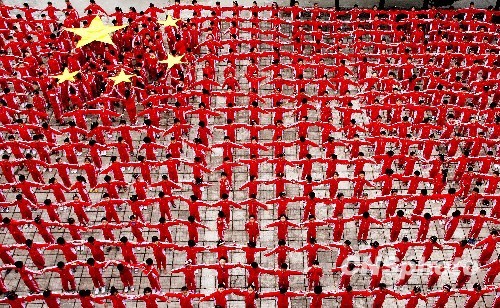千名小学生拼巨型国旗喜迎国庆 (2)