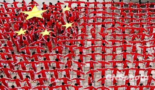千名小学生拼巨型国旗喜迎国庆