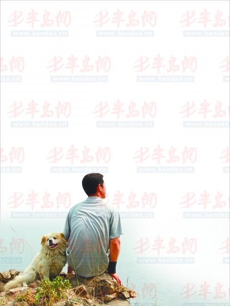 工作人员正在将物资搬运到岛上。