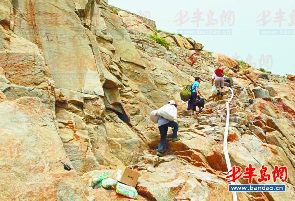 工作人员正在将物资搬运到岛上。