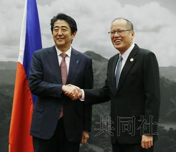 本首相安倍晋三当地时间19日晚在菲律宾首都马尼拉与该国总统阿基诺举行会谈