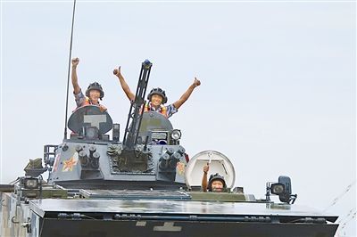 勇夺金牌的05车组成员：车长汪海伦（左一）、炮长尹宗豪（左二）、驾驶员王伟（右一）。