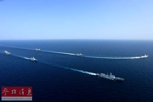   8月23日，中国海军第二十批（上）、第二十一批护航编队在亚丁湾西部海域分航。当地时间23日上午10时，圆满完成亚丁湾、索马里海域护航任务的中国海军第二十批护航编队与第二十一批护航编队分航，驶离亚丁湾海域开始执行环球访问任务。新华社发（曾涛摄）