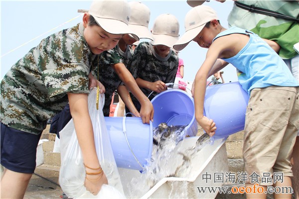 小志愿者们踊跃放流