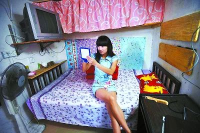 507房的少女陈佩是汉阳一家大商场的营业员，和所有同龄女孩一样，她爱美，把自己的房间布置得井井有条。经济及科技类新闻组照金奖安放在胶囊公寓里的青春